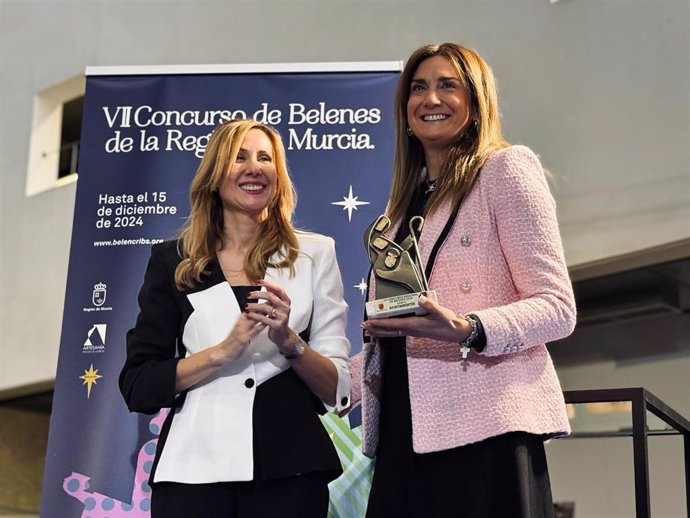 La alcaldesa de Archena, Patricia Fernández, recoge el galardón que reconoce la tradición belenística del municipio