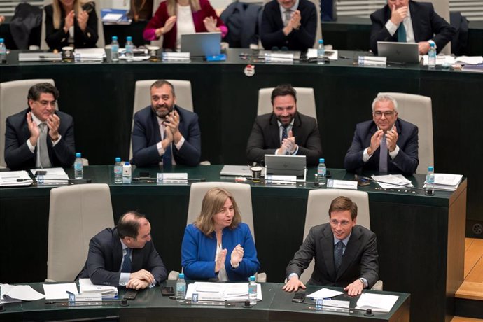 (I-D) El segundo teniente de Alcalde de Madrid, Borja Carabante, la concejala del Grupo Municipal del Partido Popular, María Inmaculada Sanz Otero, y el alcalde de Madrid, José Luis Martínez-Almeida, durante una sesión ordinaria del Pleno municipal.