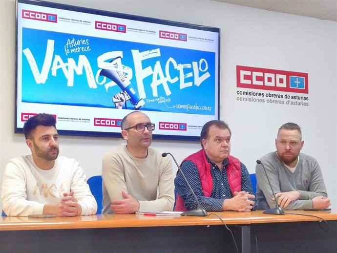 Los secretarios generales de CCOO de Industria y SOMA-Fitag-UGT, Damián Manzano y José Luis Alperi, en el centro, junto a representantes sindicales en Hunosa, Andrés Vallina y Adrián Miguel