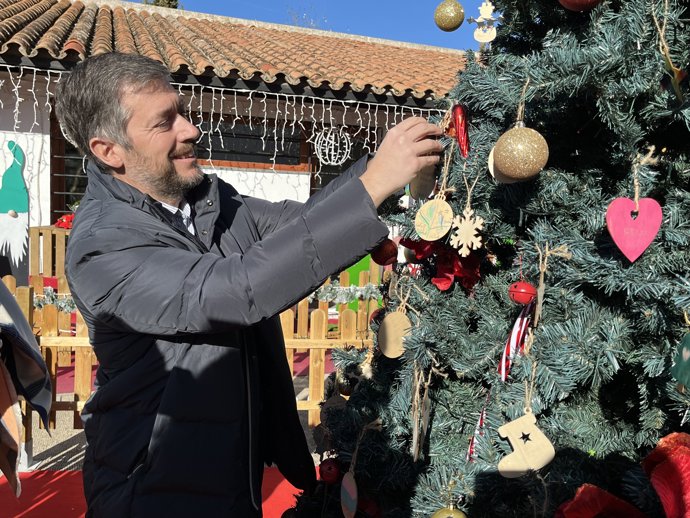 El consejero de Justicia y Administración Local, Miguel Ángel García Martín, en su visita a Fresno de Torote, el 23 de diciembre de 2024. 