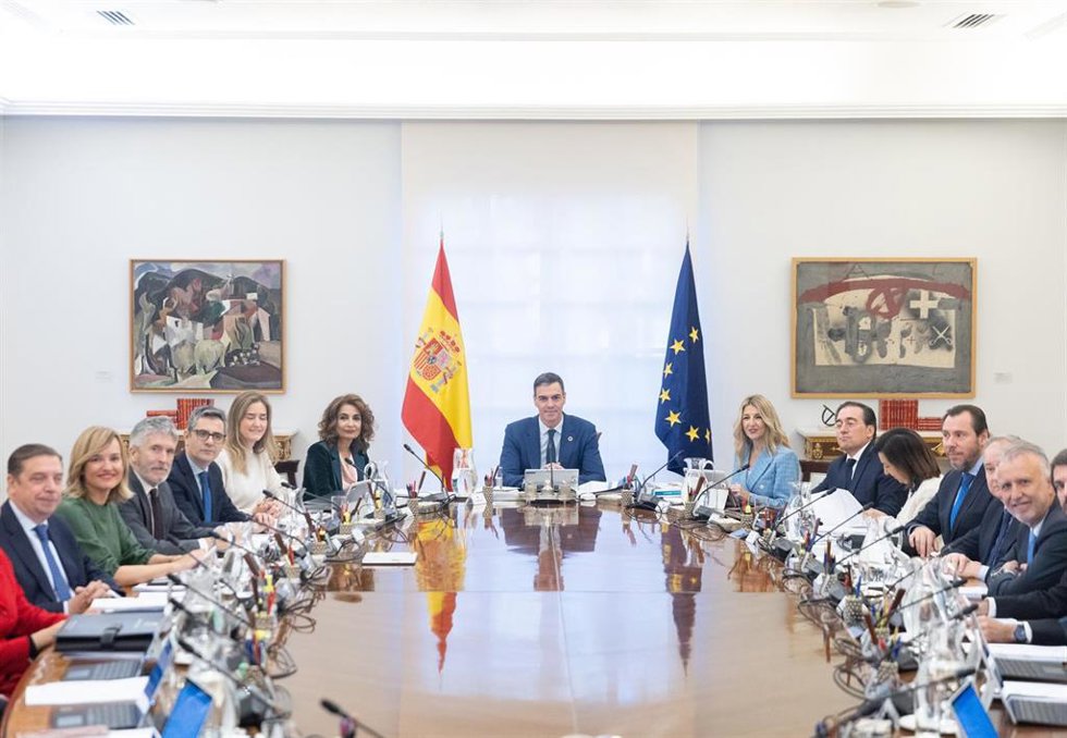 El presidente del gobierno, Pedro Sánchez(c), junto a su equipo de ministros, durante una reunión del Consejo de Ministros, en el Palacio de La Moncloa, a 28 de noviembre de 2024, en Madrid (España). El Consejo de Ministros, que se celebra hoy de manera