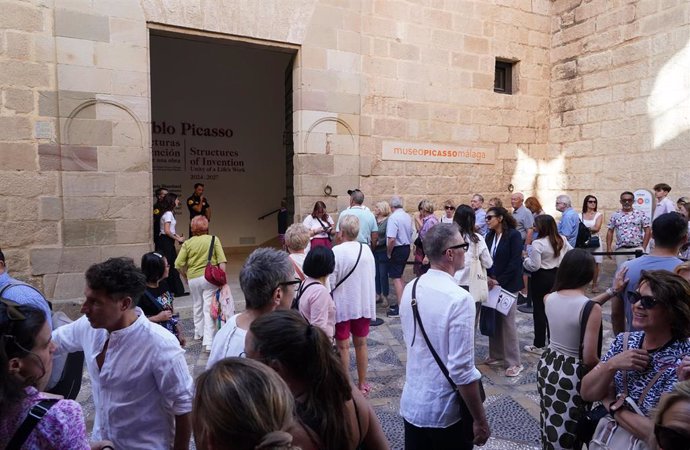 Archivo - Imagen de archivo de turistas ante el Museo Picasso de Málaga.