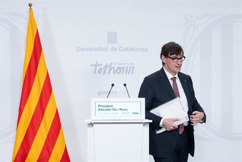 El presidente de la Generalitat de Cataluña, Salvador Illa, durante una rueda de prensa tras la última reunión del Consell Executiu del Govern, en el Palau de la Generalitat, a 23 de diciembre de 2024, en Barcelona, Catalunya (España). El Consell Execut