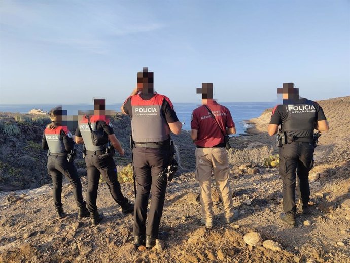 Agentes de la Policía Canaria realiza una inspección entre los campistas en La Caleta de Adeje