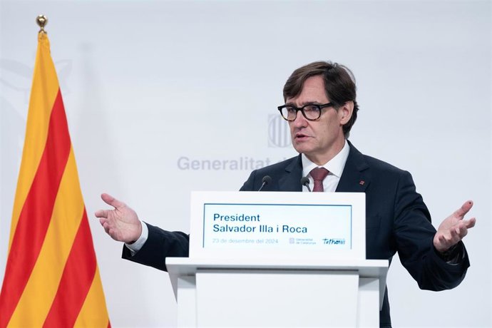 El presidente de la Generalitat de Cataluña, Salvador Illa, durante una rueda de prensa tras la última reunión del Consell Executiu del Govern, en el Palau de la Generalitat, a 23 de diciembre de 2024, en Barcelona, Catalunya (España). El Consell Executiu