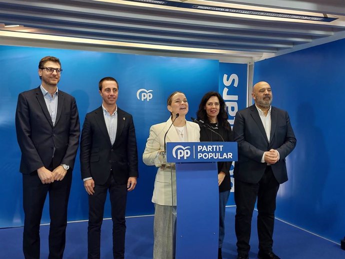 La presidenta del PP de Baleares, Marga Prohens, junto a otros cargos del partido