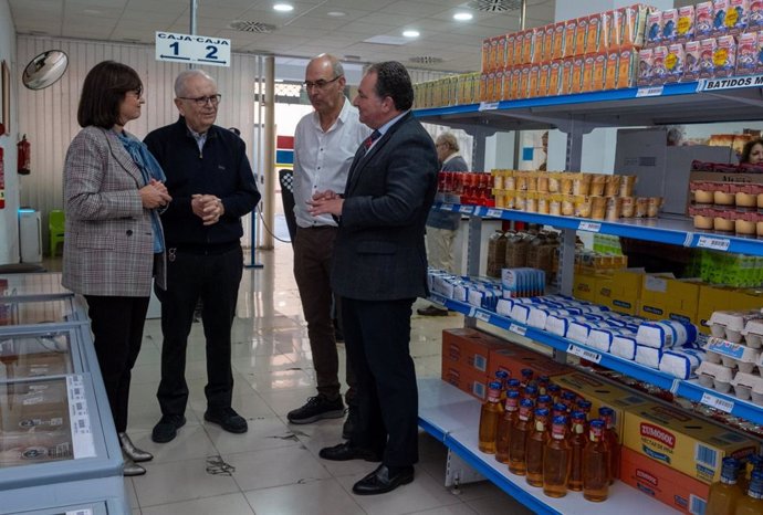 El presidente de la Diputación de Huelva, David Toscano, en su visita al economato de Resurgir.