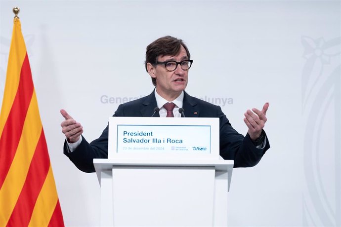 El presidente de la Generalitat de Cataluña, Salvador Illa, durante una rueda de prensa tras la última reunión del Consell Executiu del Govern, en el Palau de la Generalitat, a 23 de diciembre de 2024, en Barcelona, Catalunya (España)