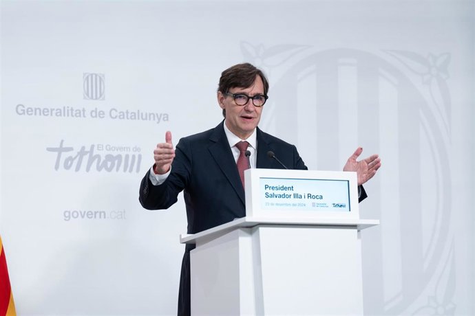 El presidente de la Generalitat de Cataluña, Salvador Illa, durante una rueda de prensa tras la última reunión del Consell Executiu del Govern, en el Palau de la Generalitat, a 23 de diciembre de 2024, en Barcelona, Catalunya (España). El Consell Execut
