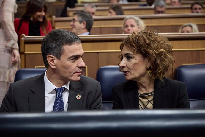 El presidente del Gobierno, Pedro Sánchez y la vicepresidenta primera y ministra de Hacienda, María Jesús Montero, durante una sesión de control al Gobierno, en el Congreso de los Diputados, a 18 de diciembre de 2024, en Madrid (España).