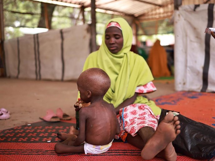 Archivo - Dayyaba, una mujer de 35 años, alimenta a su hijo Ya'u en el Centro Ambulatorio de ALimentación Terapéutica Kofar Marusa, en el estado de Katsina, Nigeria (archivo)