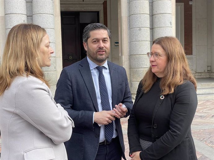 Archivo - El portavoz del PSOE en el Ayuntamiento de Huelva, Francisco Baluffo, y la viceportavoz, María Teresa Flores (a la izquierda de la imagen) en una imagen de archivo.