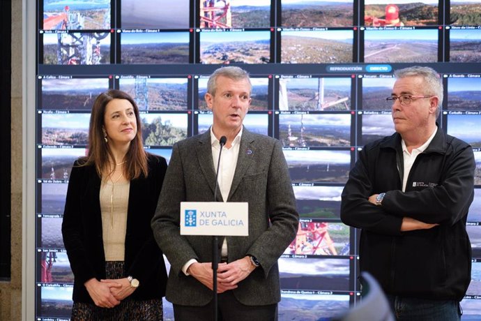 El presidente de la Xunta, Alfonso Rueda, la conselleira do Medio Rural, María José Gómez, y el director xeral en Defensa do Monte, Manuel Rodríguez.