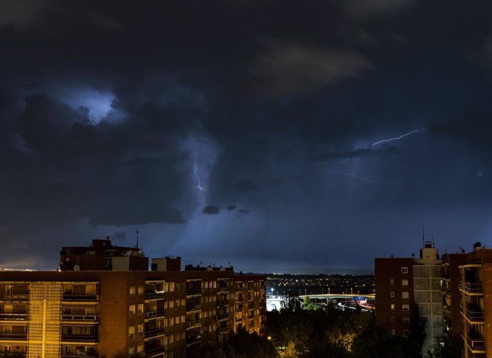 Archivo - Tormenta eléctrica en el distrito de Hortaleza, a 10 de septiembre de 2023, en Madrid (España).