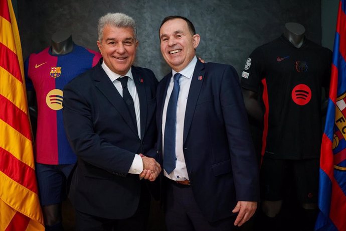 Sisco Pujol --en la foto, a la derecha del presidente blaugrana, Joan Laporta--, nuevo miembro de la Junta Directiva del FC Barcelona