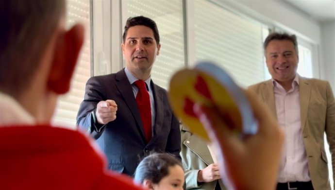 El consejero de Educación, Ciencia y Universidades, Emilio Viciana, durante su visita a la sede de Pozuelo del Rey del Colegio Rural Agrupado (CRA) Vega de Tajuña, el 23 de diciembre de 2024, en Madrid.