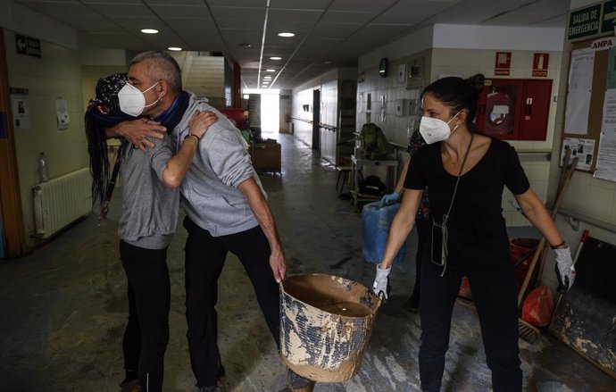 Archivo - Varias personas ayudan a limpiar los estragos ocasionados por la DANA en el Teatro de L’Horta, a 5 de noviembre de 2024, en Castellar, Valencia, Comunidad Valenciana (España). 