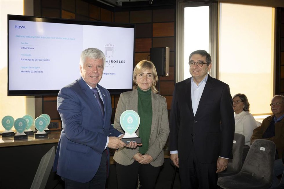 Francisco Robles (izda.) recibe el premio de manos de la secretaria general dAgricultura, Ramaderia, Pesca i Alimentació, Cristina Massot, y del director de la Red de Banca Comercial de BBVA en España, Xavier Llinares.