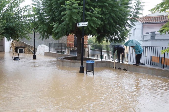 Archivo - Una calle inundada por la DANA, a 31 de octubre de 2024, en Torre d'En Domènec, Castellón, Comunidad Valenciana (España).