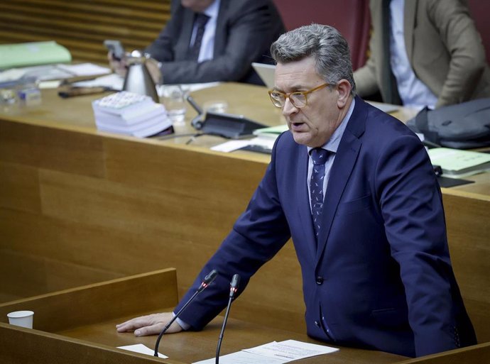 El conseller de Medio Ambiente, Infraestructuras y Territorio, Vicente Martínez Mus, interviene en el pleno de Les Corts