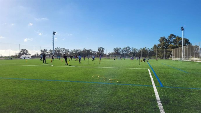 Gracias a un acuerdo de colaboración entre Fundación Málaga CF y Junta de Andalucía, a través del IAJ, menores de entre 14 a 16 años tendrán la oportunidad de practicar actividades deportivas de la mano de los entrenadores del club de fútbol malagueño