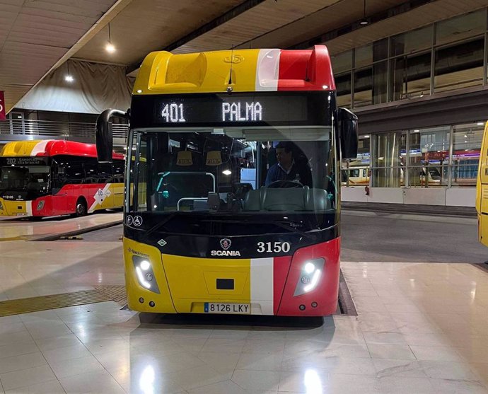 Archivo - Autobús de la línea 401 del TIB en la estación Intermodal de Palma.