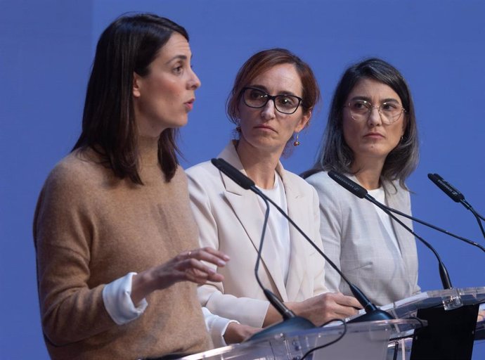 Archivo - (I-D) Las coportavoces de Más Madrid Rita Maestre, Mónica García y Manuela Bergerot, durante una rueda de prensa 