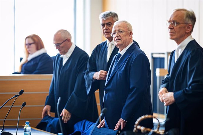 Archivo - FILED - 03 September 2024, Lower Saxony, Braunschweig: Martin Winterkorn, former Chairman of the Board of Management of Volkswagen AG, stands between his defense lawyers in a courtroom at Braunschweig Regional Court. 