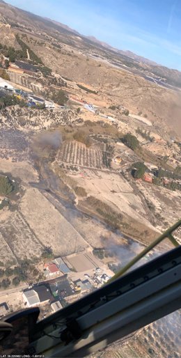 Imagen áerea del incendio, que ha afectado a unos 6.500 metros cuadrados de cañas, taráis y matorral bajo