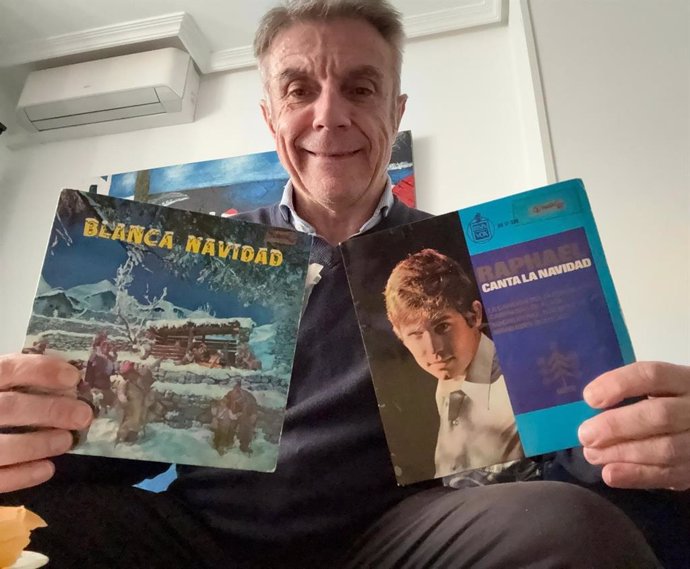 El director de Radio Intercontinental y Canal 33 TV con dos vinilos de Raphael