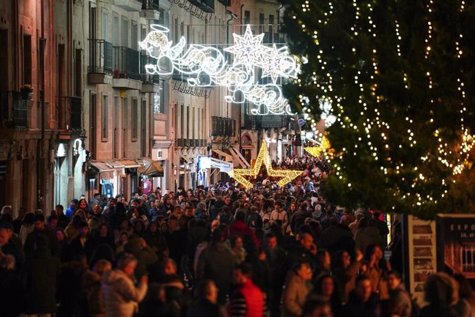 Ambiente luces de navidad , plaza mayor arbol, zonas iluminadas, etc