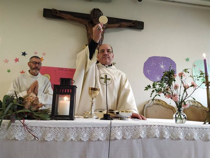 El arzobispo de Pamplona y obispo de Tudela, Florencio Roselló, visita el centro penitenciario de la capital navarra para felicitar la Navidad a los internos y a los funcionarios.