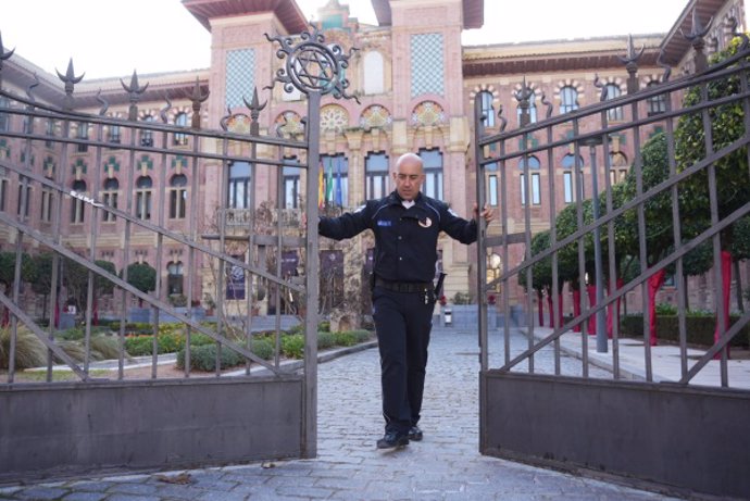 Archivo - Un guardia de seguridad cierra las verjas de acceso al Rectorado.