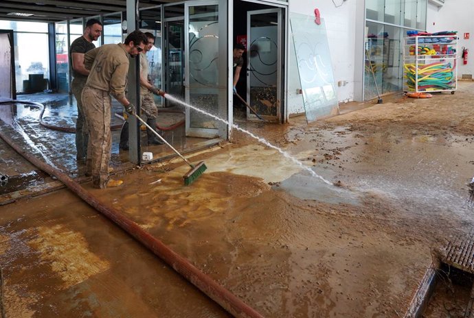 Archivo - Arxiu - Labors de neteja en la piscina coberta de Paiporta (arxiu)