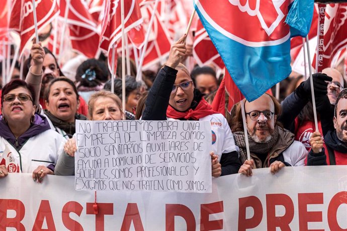 Los trabajadores del Servicio de Ayuda a Domicilio (SAD), tanto del Ayuntamiento de Madrid como de la Comunidad, durante una concentración frente al Ayuntamiento de Madrid, a 23 de diciembre