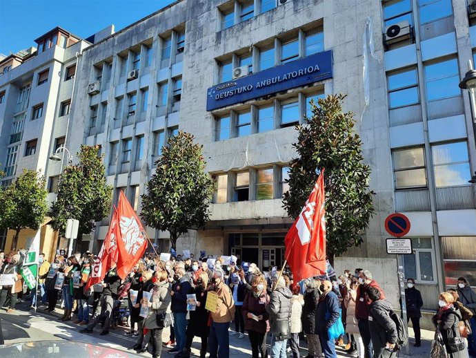 Archivo - Concentración contra el cierre del PAC de Deusto (Bilbao) en horario nocturno (archivo)