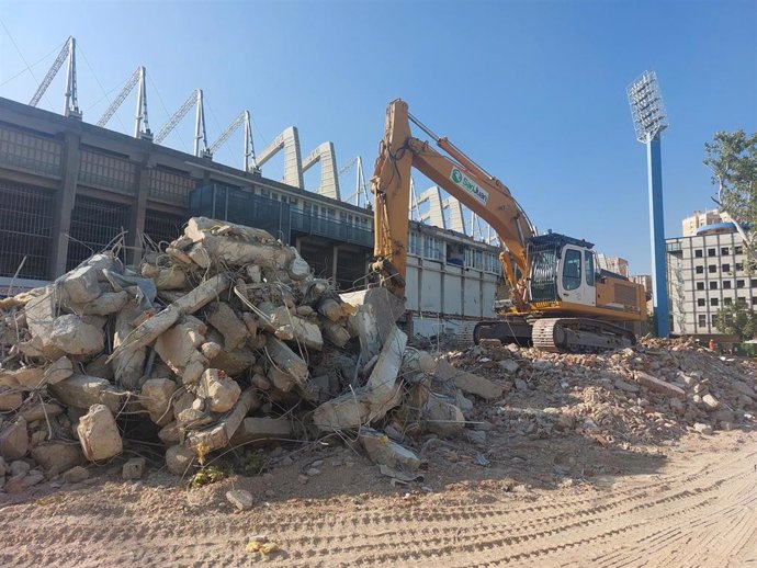 Archivo - Primera fase de las obras en La Romareda.