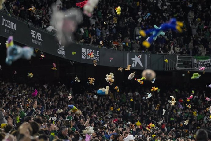 Lluvia de peluches en el Estadio Benito Villamarín.