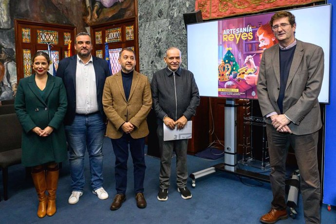 El alcalde de Santa Cruz de Tenerife, José Manuel Bermúdez, y el consejero de Desarrollo Económico, Efraín Medina, en la presentación de las ferias de artesanía de Reyes