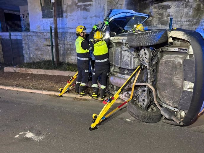 Coche volcado tras accident de tráfico en el Camí d'Aucanada