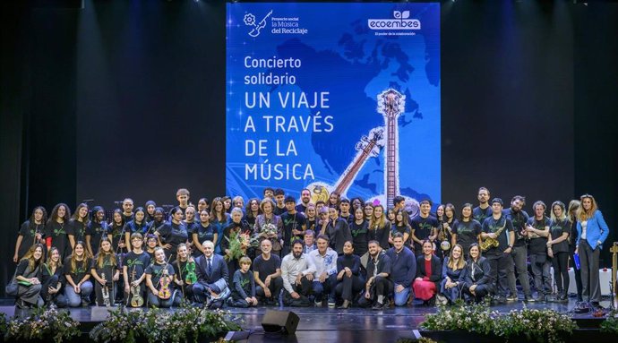 Archivo - Foto de familia durate el concierto navideño de 'La Música del Reciclaje', un proyecto social de Ecoembes que nació en 2014 para formar a niños procedentes de entornos vulnerables y que cuenta con el apoyo de la Reina Doña Sofía.