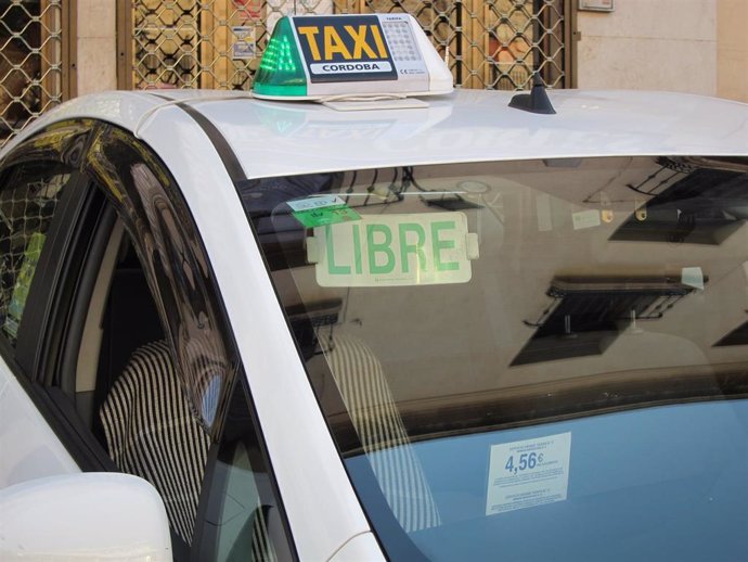 Archivo - Un taxi de Córdoba a la espera de clientes.