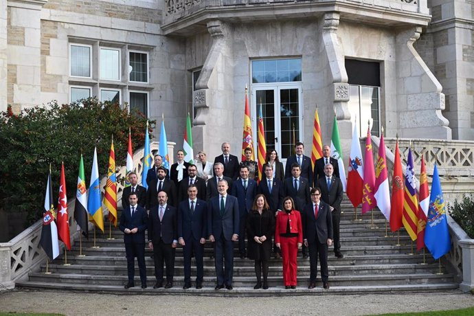 El presidente del Gobierno, Pedro Sánchez y el Rey, Felipe VI, en el centro de la imagen durante la foto de familia a su llegada a la XXVII Conferencia de Presidentes, en el Palacio de la Magdalena, a 13 de diciembre de 2024, en Santander, Cantabria (Espa