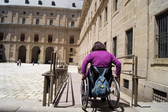 Archivo - Una persona en silla de ruedas, en El Escorial, en Madrid, el 13 de mayo de 2011.