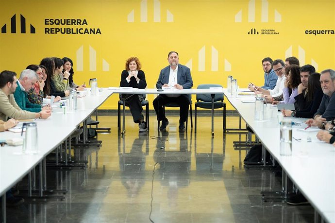 El presidente de ERC, Oriol Junqueras y la secretaria general de ERC, Elisenda Alamany, durante la reunión de la nueva ejecutiva de Esquerra Republicana de Catalunya (ERC), en la sede de ERC, a 23 de diciembre de 2024, en Barcelona, Catalunya (España). Es