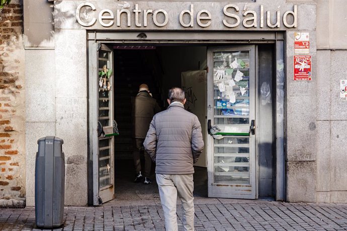 Archivo - Un hombre entra en el Centro de Salud de Lavapiés, a 5 de enero de 2024, en Madrid (España). Los contagios por gripe han aumentado un 75,7 por ciento en una semana en España, ya que la incidencia ha pasado de 249,4 casos por 100.000 habitantes a