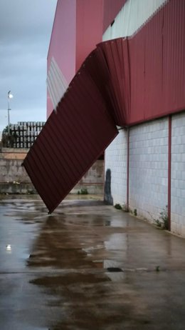 El fuerte viento de las últimas horas provoca desperfectos en la nave de almacenado logístico del IBSalut en Marratxí