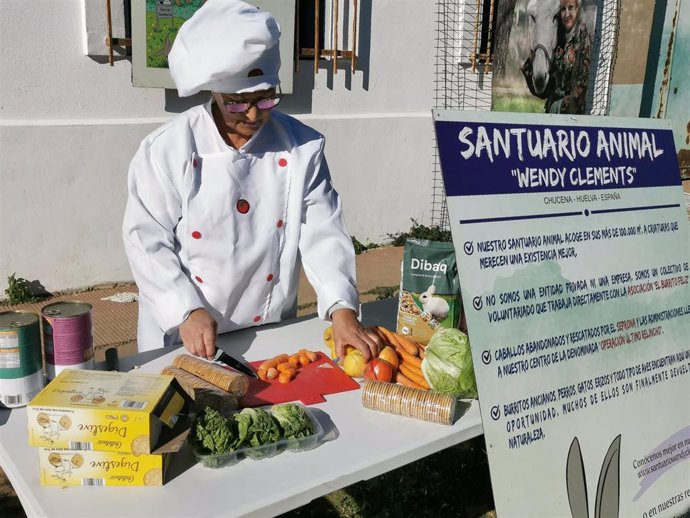 Preparativos de los menús navideños para los animales del santuario 'Wendy Clements'.