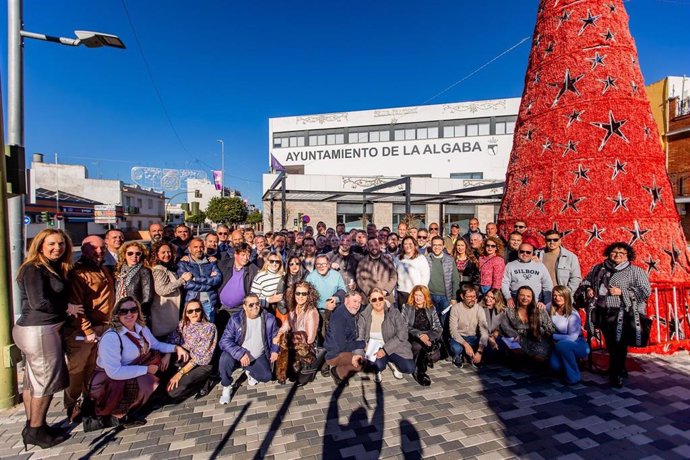 Foto de grupo de los trabajadores/as del proceso de estabilización de empleo municipal de La Algaba