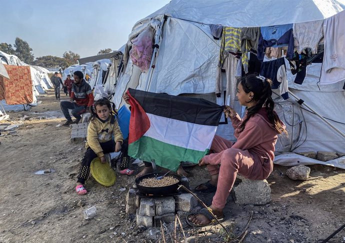 23 December 2024, Palestinian Territories, Gaza City: Palestinian families, who were forced to flee due to Israeli attacks, live in makeshift tents they set up in empty lands in Gaza City. Photo: Hadi Daoud/APA Images via ZUMA Press Wire/dpa